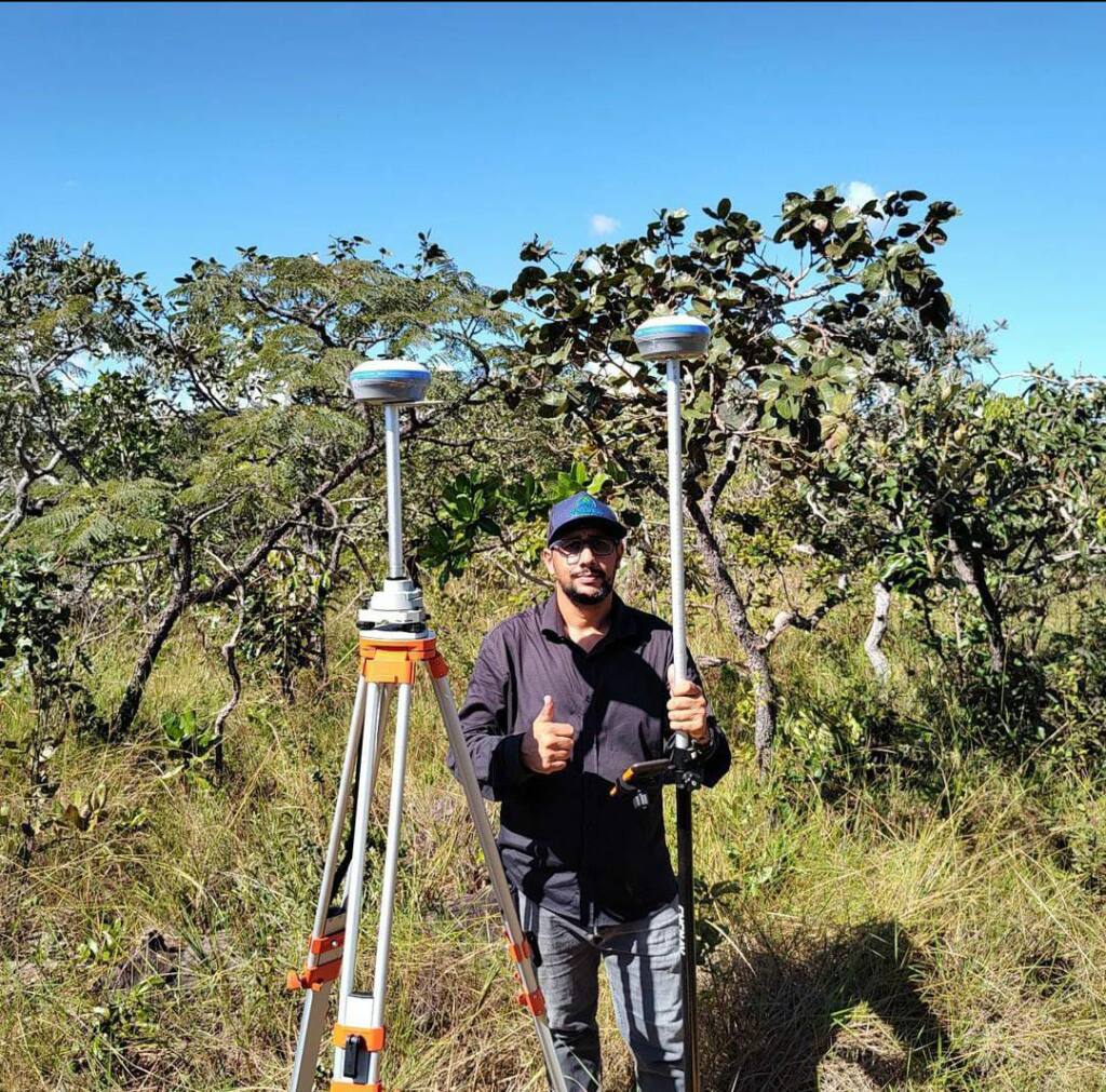 Luzinei Venâncio (Líder da Empresa), utilizando um aparelho moderno para serviço de topografia em área rural. 